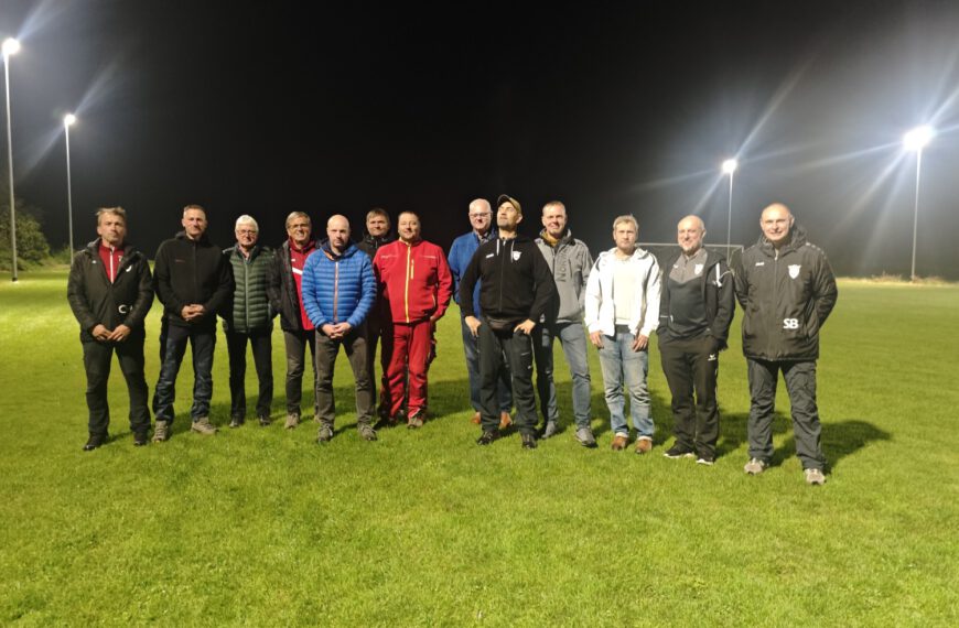 Neue Flutlichtanlage für den SV Königshain fertiggestellt – Energieeffizient strahlt der Trainingsplatz
