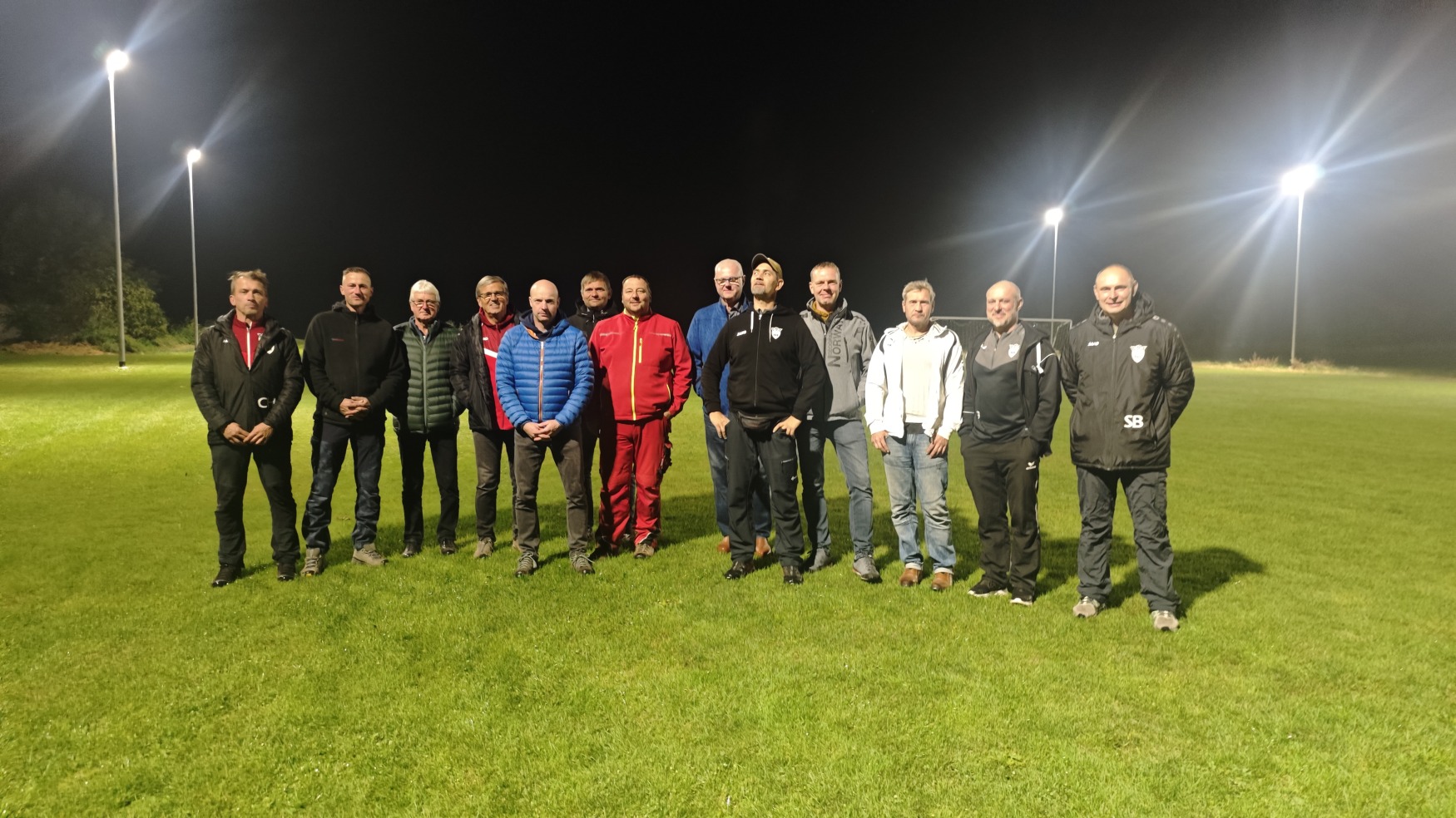 Neue Flutlichtanlage für den SV Königshain fertiggestellt – Energieeffizient strahlt der Trainingsplatz