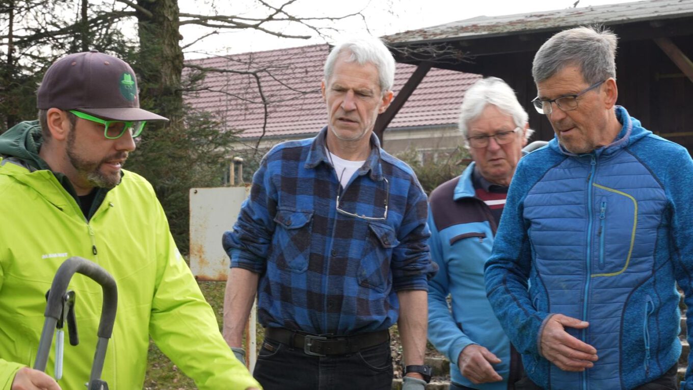 Grüner Rasen für große Spiele – Jan Rohleder unterstützt den SV Königshain mit Profi-Dünger