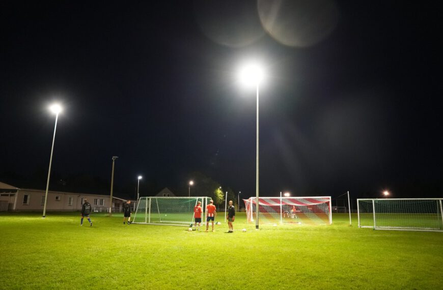 Neue Flutlichtanlage für den SV Königshain fertiggestellt – Energieeffizient strahlt der Trainingsplatz