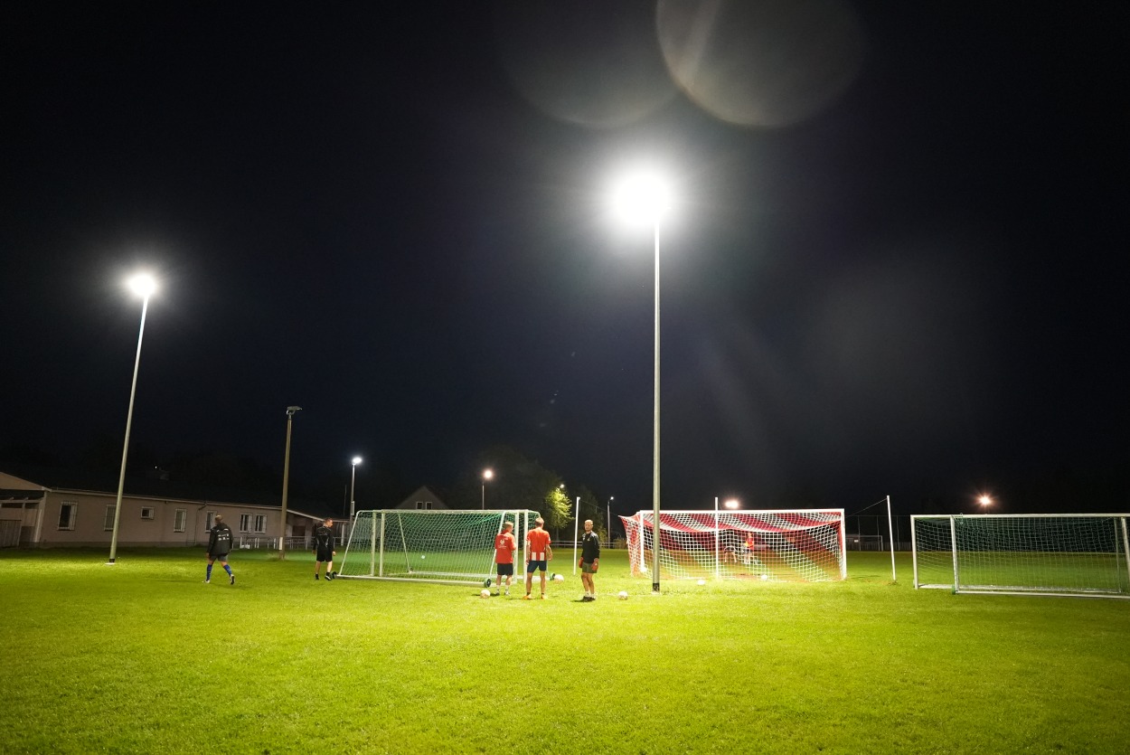 Neue Flutlichtanlage für den SV Königshain fertiggestellt – Energieeffizient strahlt der Trainingsplatz